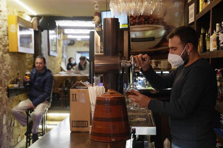 Galicia limita a diez los grupos en hostelería con la incidencia disparada entre los jóvenes