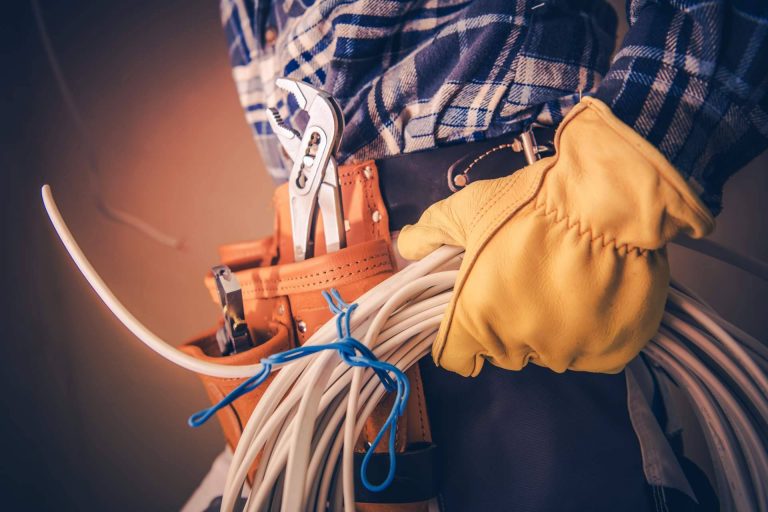 Encontrar electricistas profesionales en Málaga de manera rápida gracias a Trabajo Autónomos