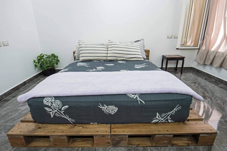 las camas de palés para renovar espacios son tendencia