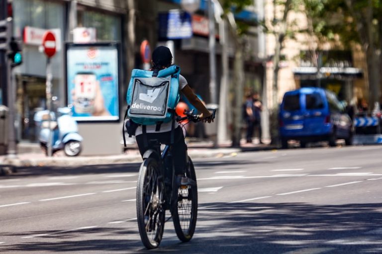 Teleoperador, comercial, camarero y conductor de reparto, los puestos más demandados en junio