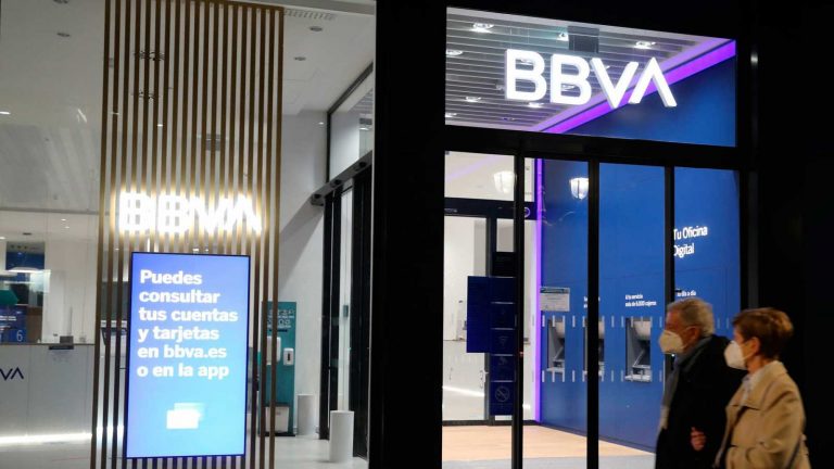 Cada oficina bancaria en España da servicio a 5.660 habitantes