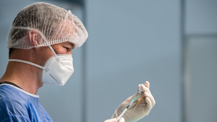 Andalucía defiende priorizar la vacunación de mayores de 30