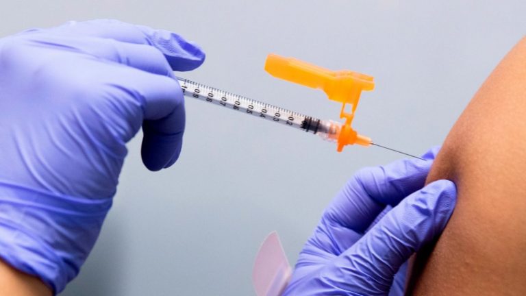 Las dos reacciones a la vacuna de Pfizer y Moderna que solo sufren mujeres