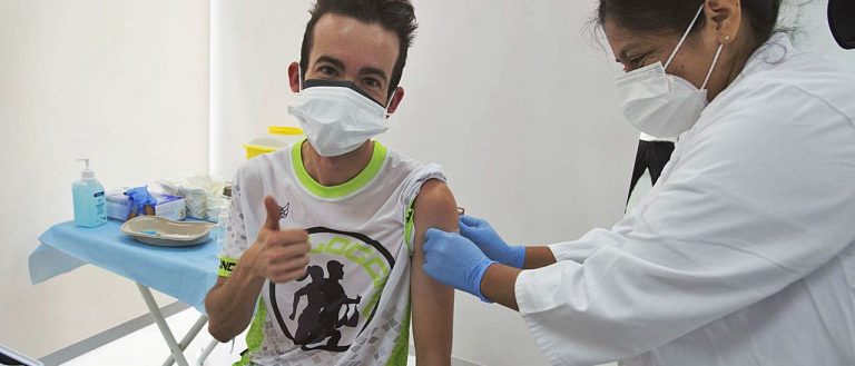 Más preguntas y «muchas ganas» en el arranque de la vacunación de veinteañeros en Valencia