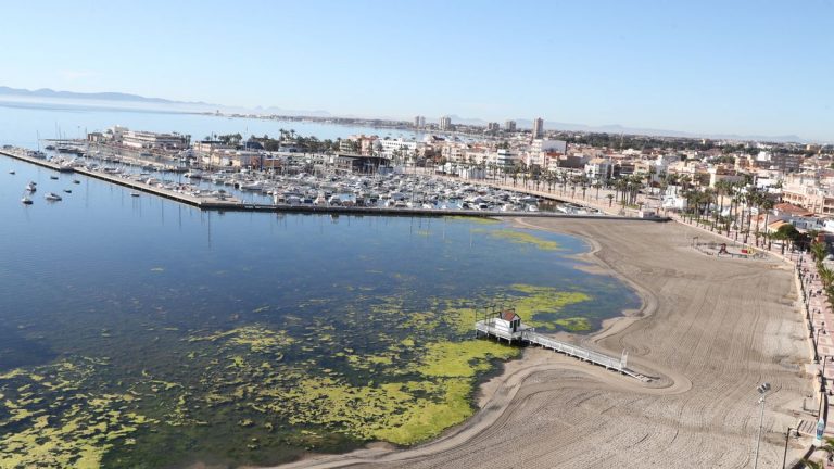 El juez amplia la causa por vertidos de salmuera al Mar Menor contra 43 empresas más