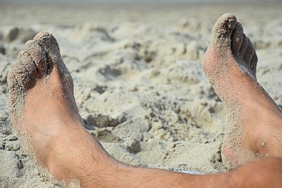 ¿Cómo Quitarte La Arena De Playa De Los Pies De Forma Efectiva Y Sin Problemas?