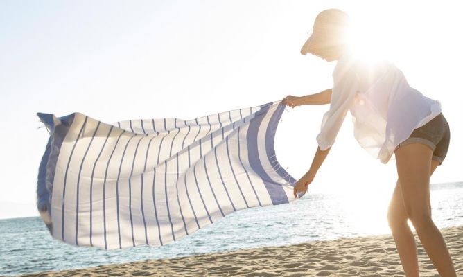 Tucca es la marca de toallas de playa española que ni se vuelan ni se  llenan de arena