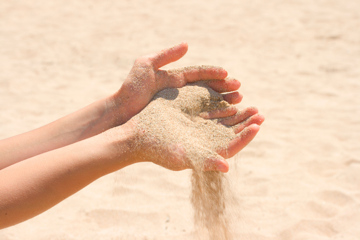 ¿Funciona realmente la arena de playa como exfoliante?