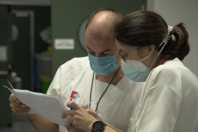 Bajan los nuevos casos e incidencias y se mantienen los hospitalizados en Cantabria