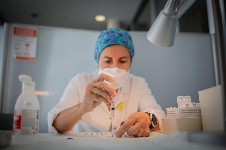 Cataluña registra 2.455 casos y 26 muertes en las últimas 24 horas