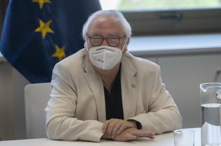 Castells, contra la memorística en educación: «Tiene cada vez menos sentido, la información está toda en Internet»