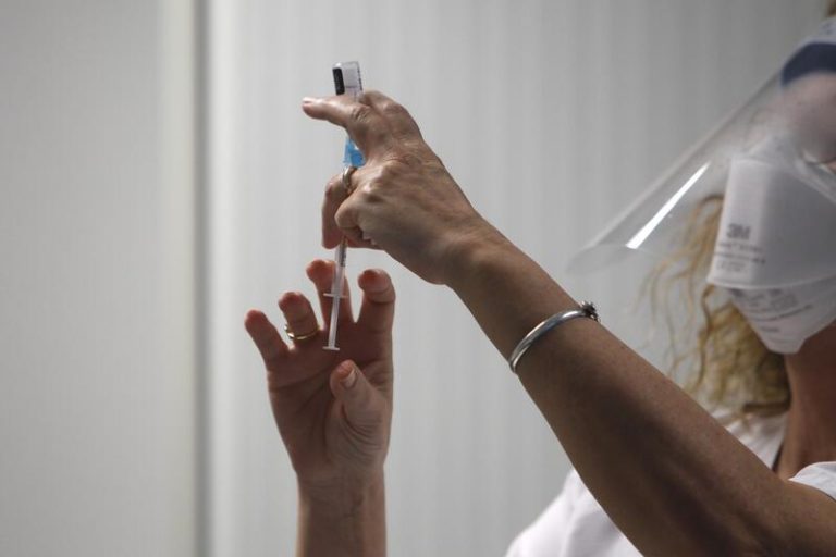 El 73,2% de la población de Baleares ya tiene la primera dosis de la vacuna de la COVID