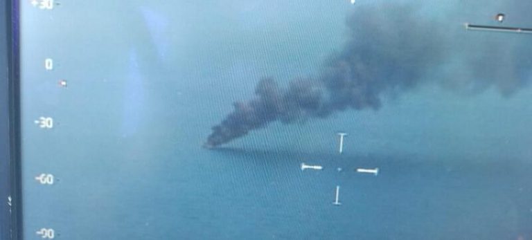 Rescatan en alta mar a tres personas y un perro tras incendiarse y hundirse un yate en Dénia (Alicante)