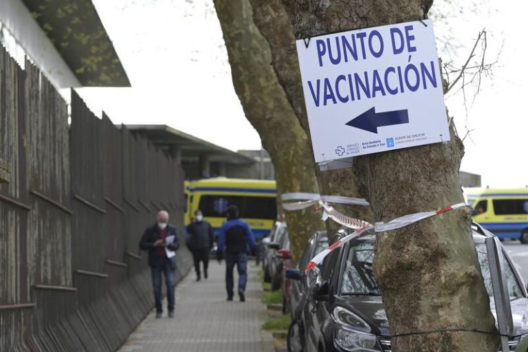 La Xunta reprograma la vacunación y denuncia que no tendrá dosis de las que anunció Sánchez