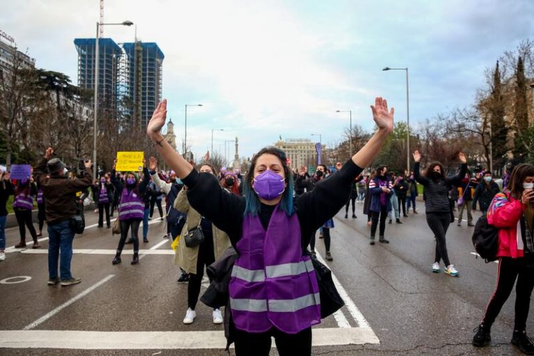 Las redes sociales y los colectivos ganan peso entre las jóvenes feministas frente a las organizaciones tradicionales