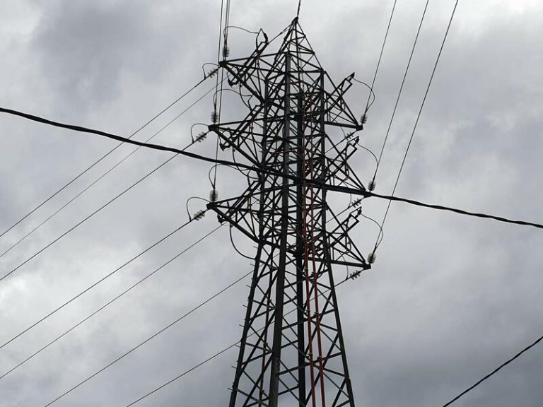 El precio de la luz alcanza este lunes un nuevo máximo histórico, de 106,74 euros/MWh