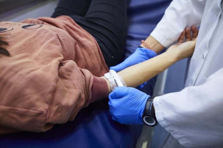 Sanidad anima a la población a donar sangre ante la bajada en las reservas