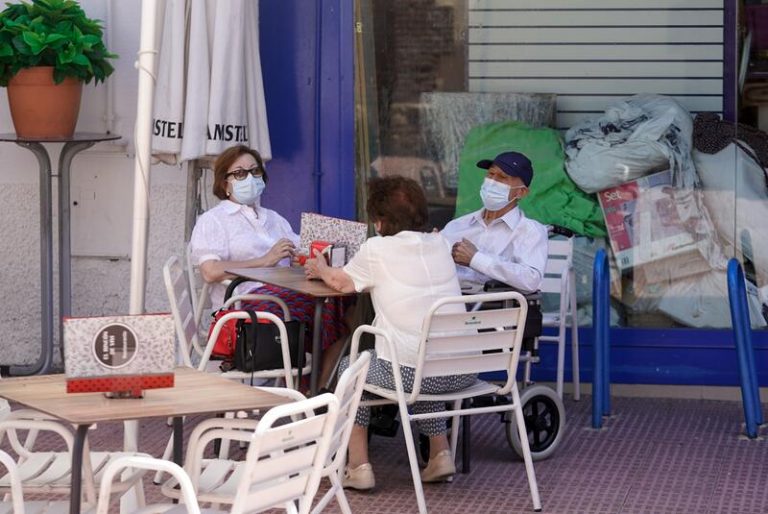 Sanidad notifica 14.336 casos y 144 muertes, mientras la incidencia baja de 400