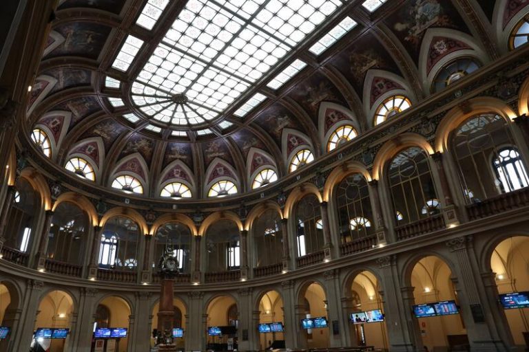El Ibex 35 cierra con una subida del 1,18% y se acerca a los 9.000 puntos