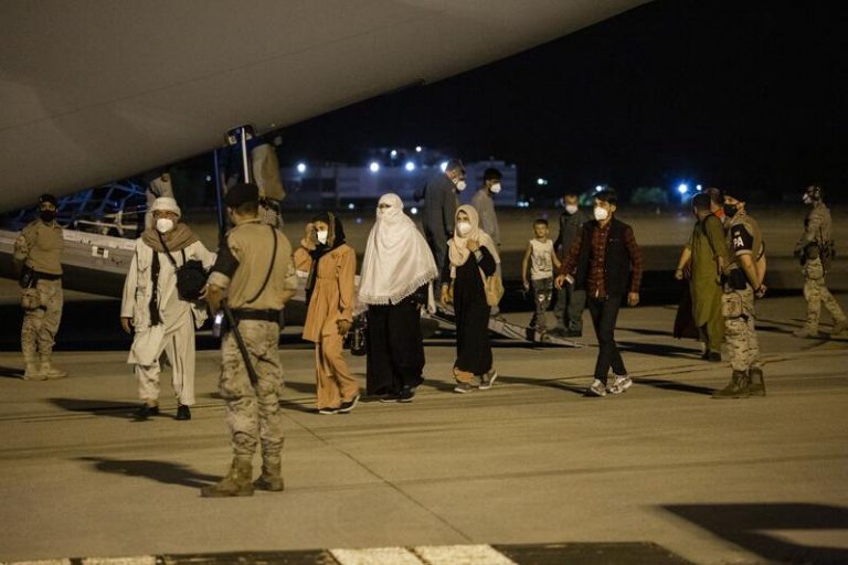 Los 17 policías con el embajador en Kabul hacen pasillos en el perímetro de seguridad del aeropuerto