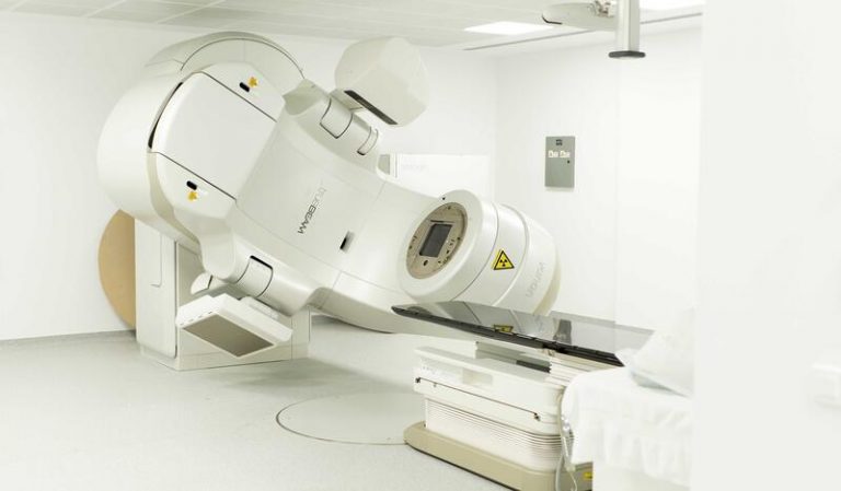Sanidad transfiere 400 millones a las CCAA para la adquisición de equipos de alta tecnología