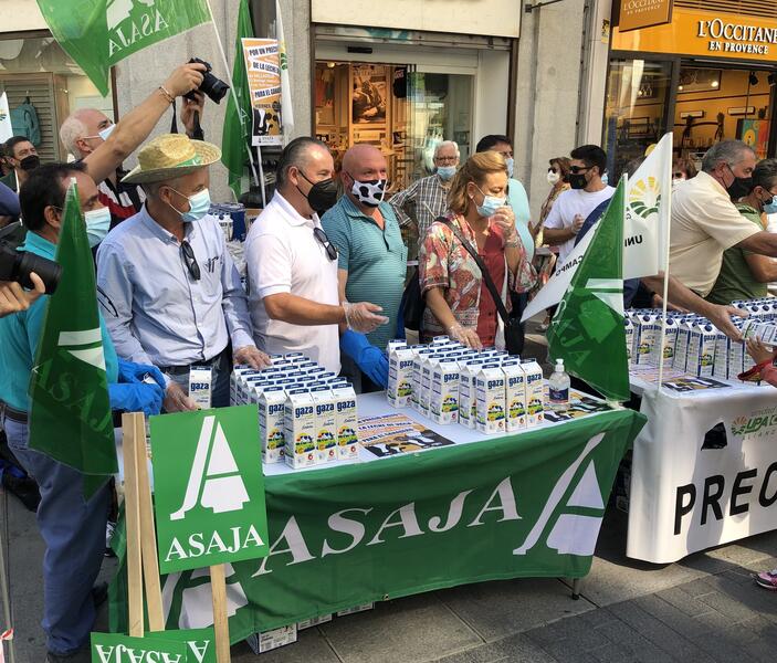 Asaja y UPA-COAG reparten leche gratis para alertar de la situación que soporta el sector