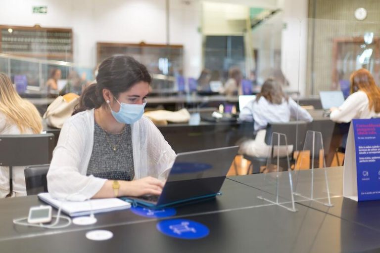 La Universidad de Navarra prepara una vuelta a las aulas presencial y «segura»