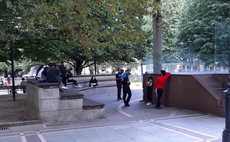 La Guardia Civil disuelve un botellón de 400 personas en Luanco