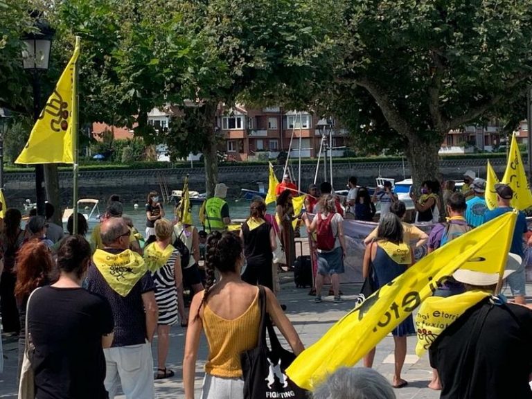 Piden «el cese de las devoluciones ilegales» de migrantes en una concentración en las playas de Plentzia y Gorliz