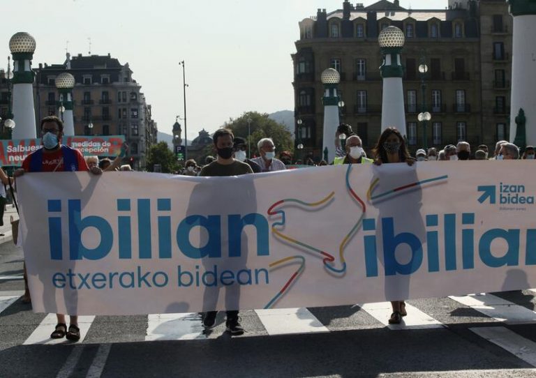Una manifestación pide en San Sebastián «acelerar el regreso a casa» de los presos de ETA