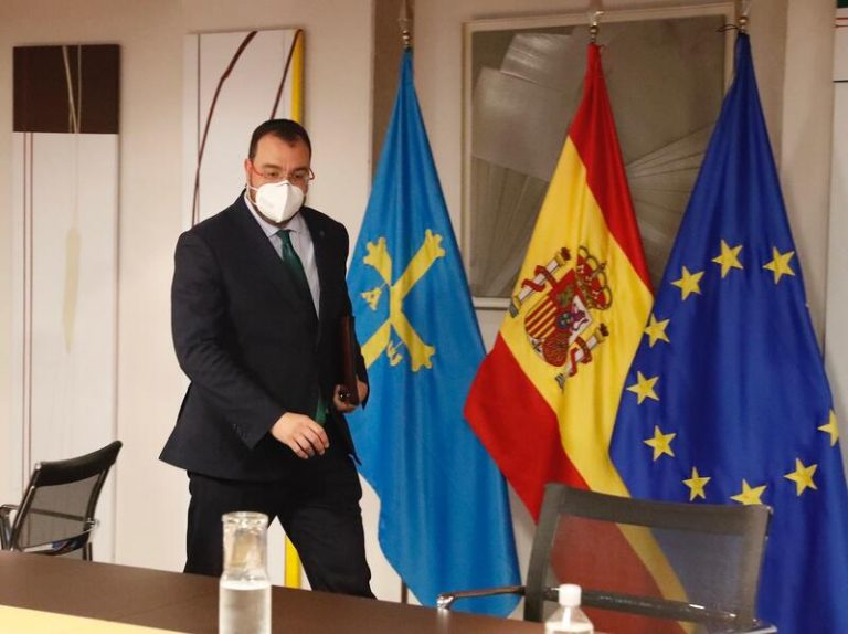 Barbón: «No admito que gente que no hace política aquí nos diga lo que tenemos que hacer»