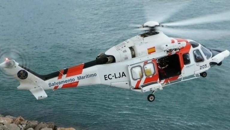 Llega a puerto la neumática rescatada cerca de Fuerteventura con 65 migrantes