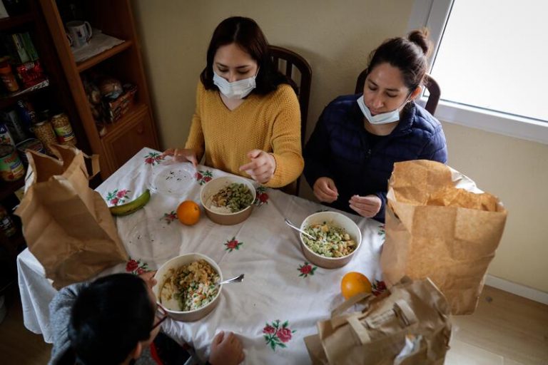 El Ayuntamiento de Madrid elimina la lista de espera en el servicio de comida a domicilio para mayores