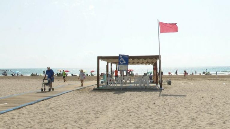 Las playas de El Puig, Puçol y La Pobla de Farnals siguen cerradas tras aparecer una mancha en el agua