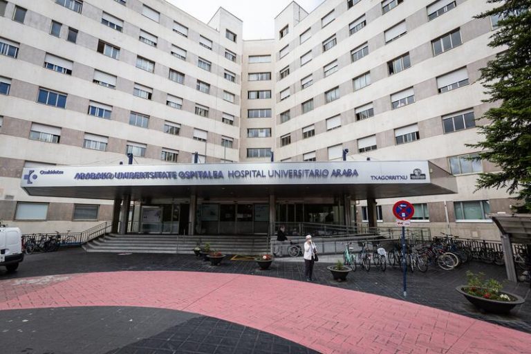 Euskadi reduce a 363 los nuevos contagios, pero aumentan a 82 los ingresados en las UCI