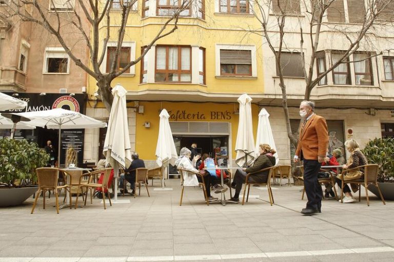 Menorca levanta las restricciones nocturnas a las reuniones sociales