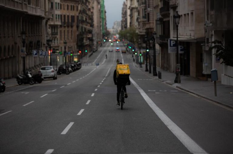 CC.OO. convoca una huelga en los seis supermercados de Glovo en Barcelona