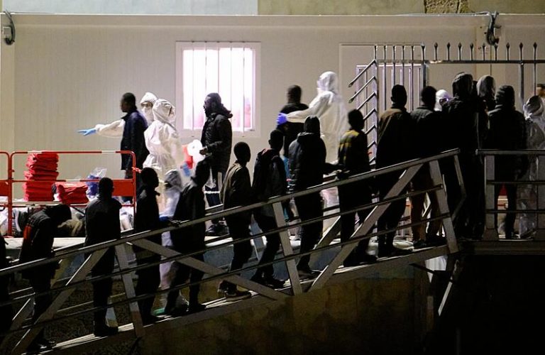 Casi 300 migrantes llegaron a España desde el domingo en cuatro pateras
