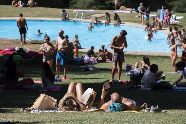 Sanidad notifica 23.899 casos y 201 muertes por COVID-19 este fin de semana
