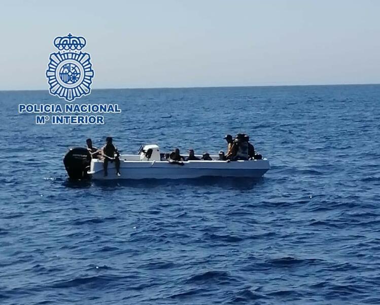 A prisión dos presuntos patrones de una patera con 14 personas