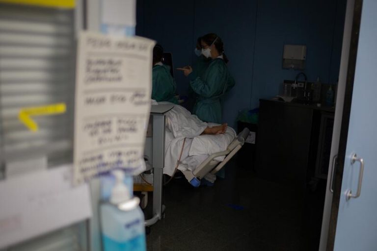 La COVID-19 suele contagiarse en los hospitales de otros pacientes, no de los sanitarios
