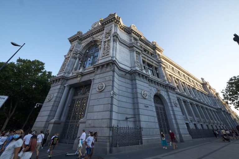 Banco de España recomienda revisar los registros de entidades a la hora de contratar productos financieros