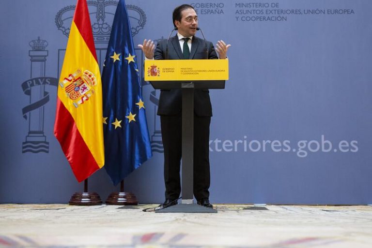 Albares pide a los talibán el cese de las «alarmantes» violaciones de DDHH