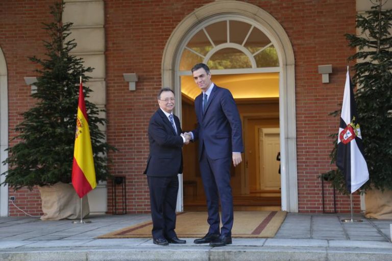 Sánchez cita en Moncloa al presidente de Ceuta para analizar la devolución de los menores