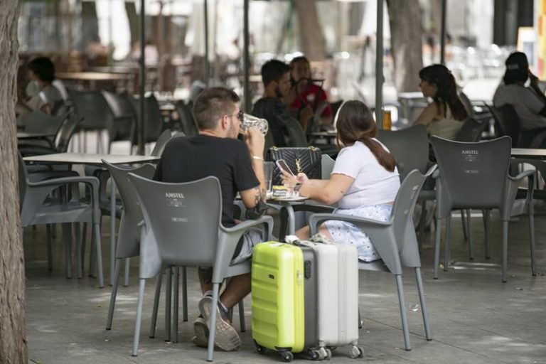 Sanidad notifica 10.072 casos y 190 muertes por COVID-19