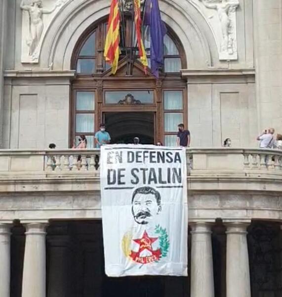 PP, Vox y Cs piden explicaciones por la pancarta de Stalin colgada en el Ayuntamiento de Valencia