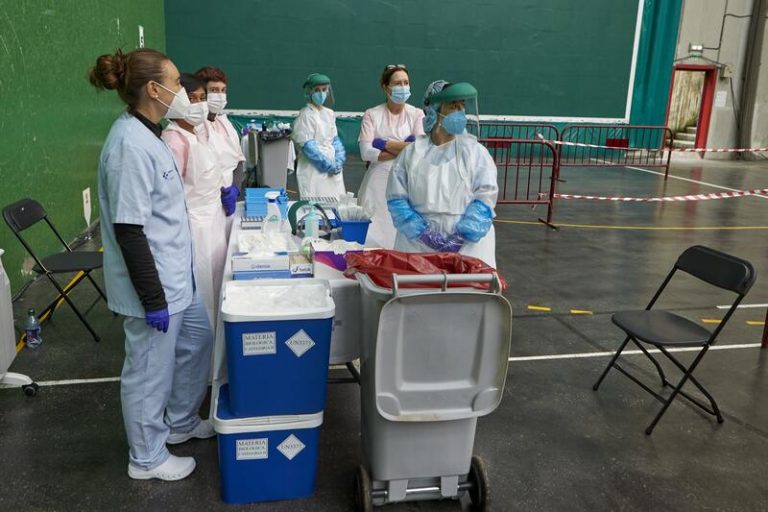 Euskadi registra 25 muertes por COVID en la última semana, 10 menos que la anterior