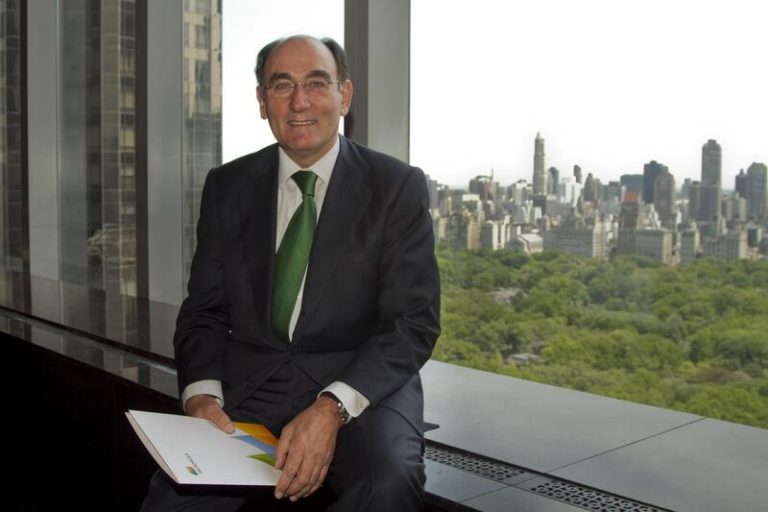 Galán aplaude la llegada de las petroleras al negocio de las renovables