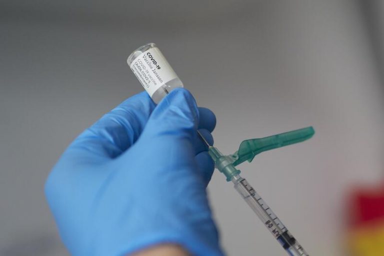 La vacunación ha prevenido el 96% de las muertes de la quinta ola del COVID-19