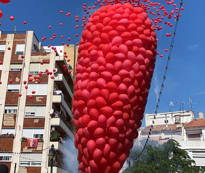 Buñol lanza 2.000 globos rojos al aire para «mantener viva» su Tomatina
